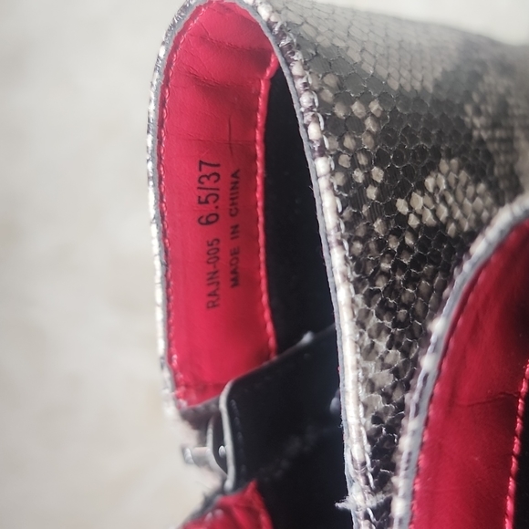 NEW! Chinese Laundry Rosalina Snakeskin Zip Ankle Boots Size 6.5 - Picture 6 of 13